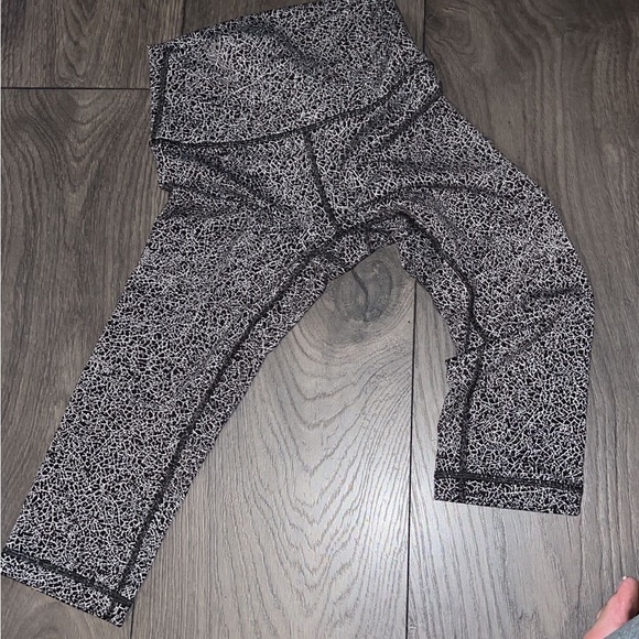 Lululemon Wunder Under Hi-Rise Size 4 with a 17" Inseam Crackle Jaquard - Picture 9 of 16